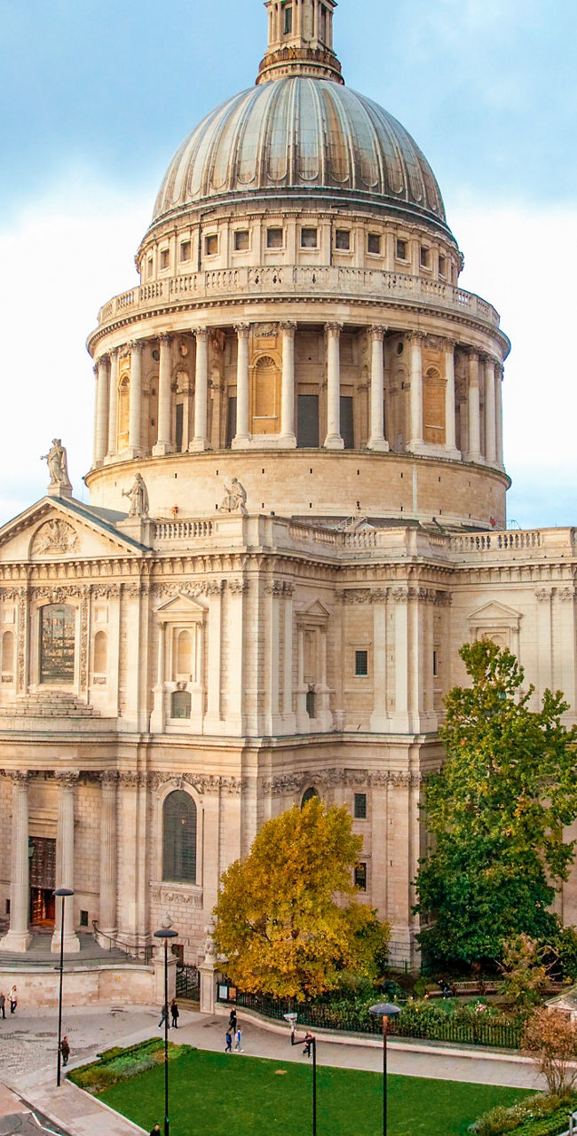St. Paul's Cathedral with London street view
