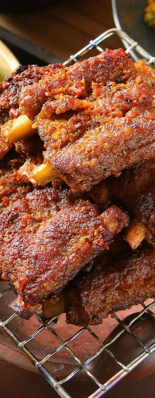 Grilled ribs with Indonesian side dishes