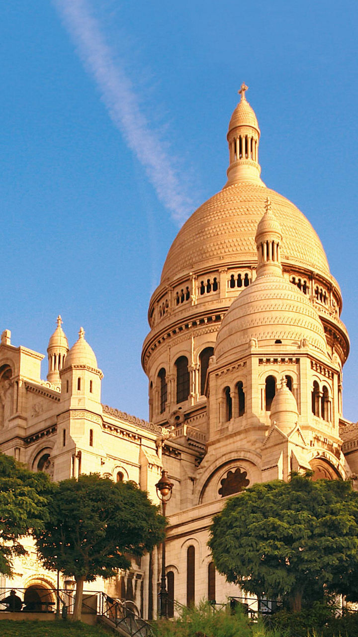 Sacre-Coeur Basilica under clear blue sky