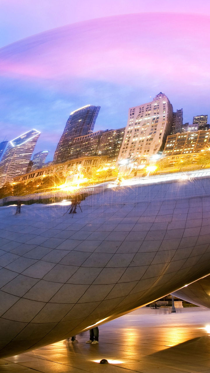 Cloud Gate sculpture reflecting city skyline