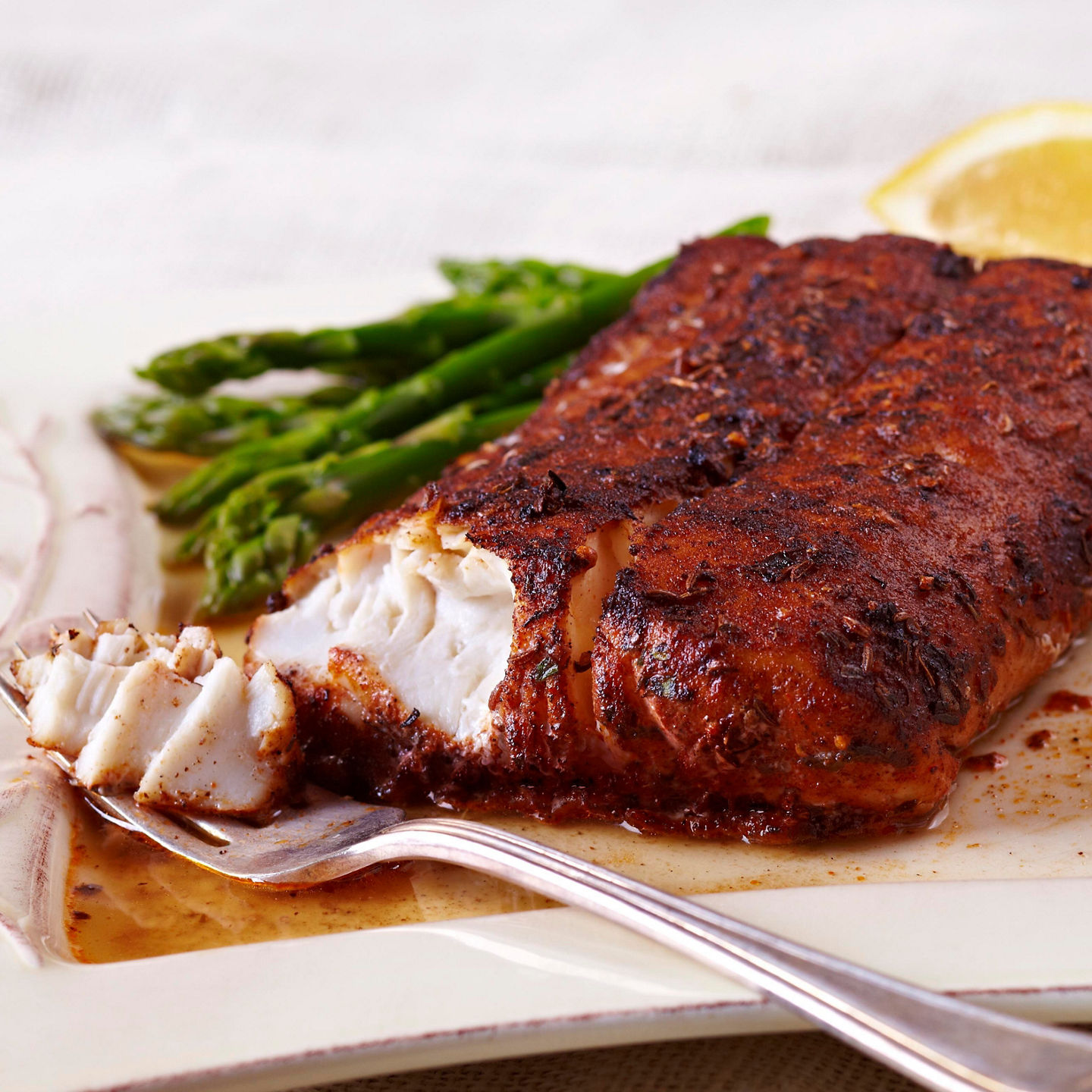 Grilled fish with asparagus and lemon