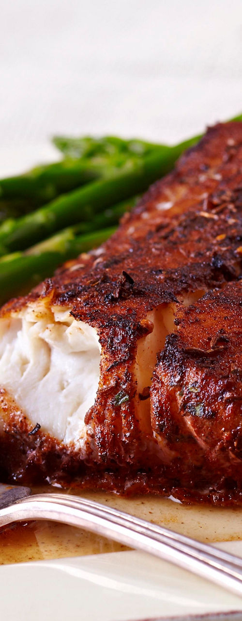 Grilled fish with asparagus and lemon