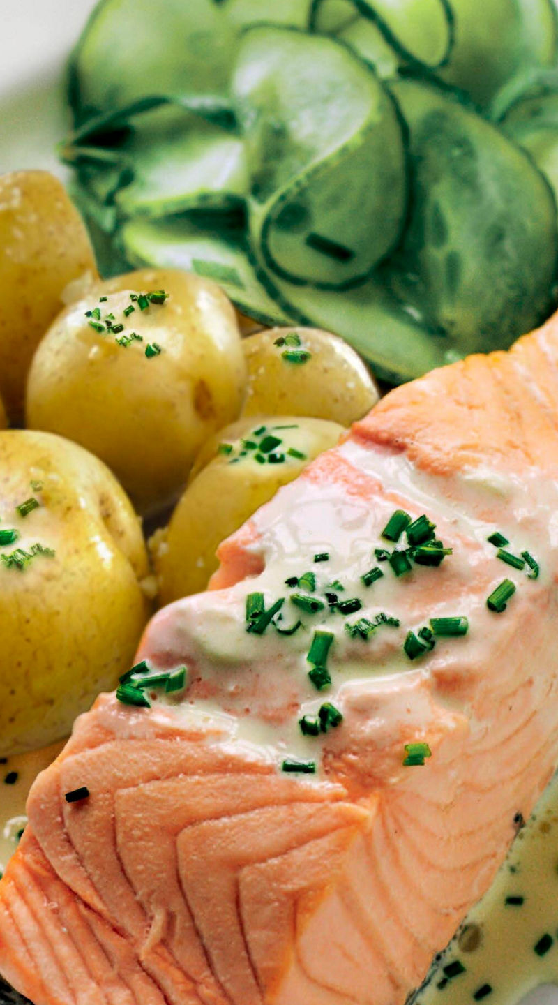 Salmon fillet with potatoes and cucumber