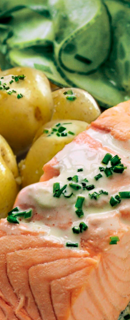 Salmon fillet with potatoes and cucumber