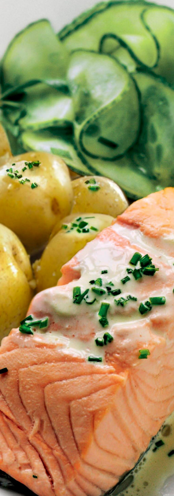 Salmon fillet with potatoes and cucumber