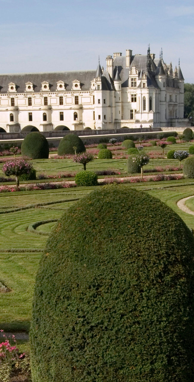 Château with manicured gardens and pathways