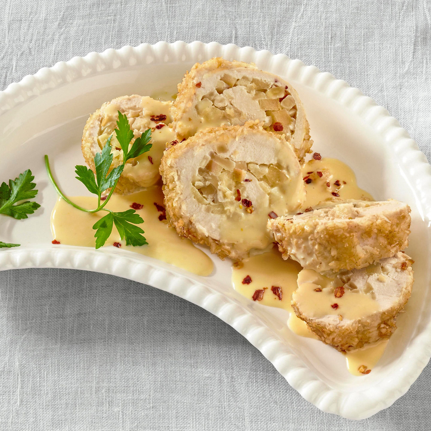 Breaded chicken rolls with creamy sauce