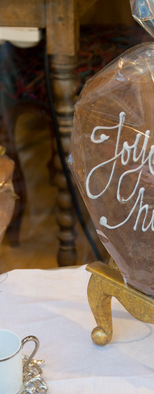 Decorative gingerbread hearts with French text