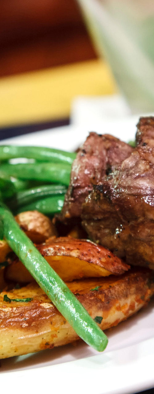 Grilled steak with vegetables and cocktail