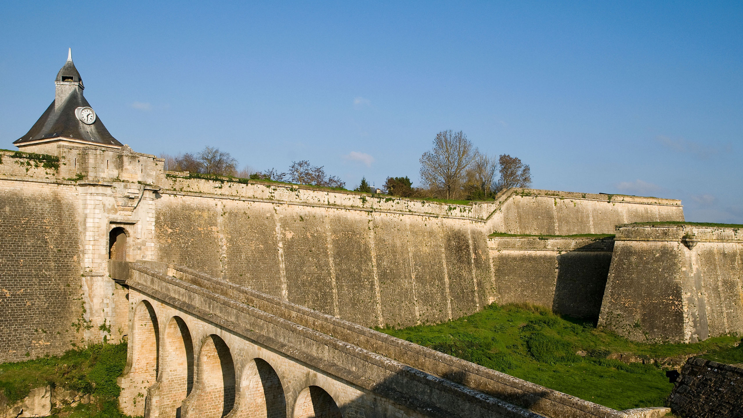 Chateaux, Rivers & Wine