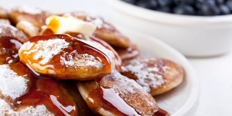 Mini pancakes with syrup and blueberries