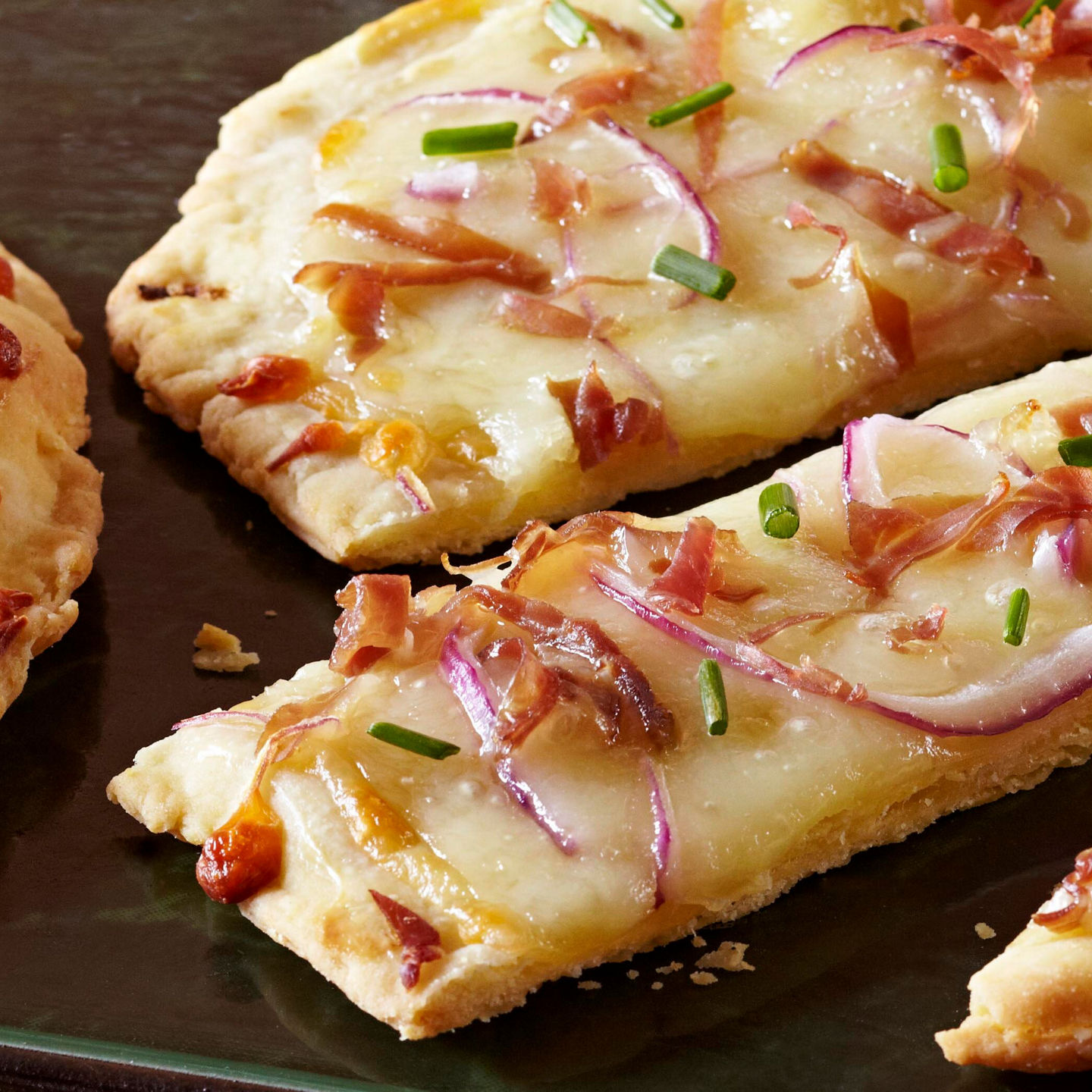 Flatbread pizza with bacon and red onions