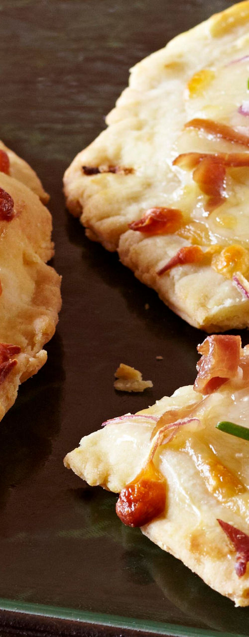 Flatbread pizza with bacon and red onions