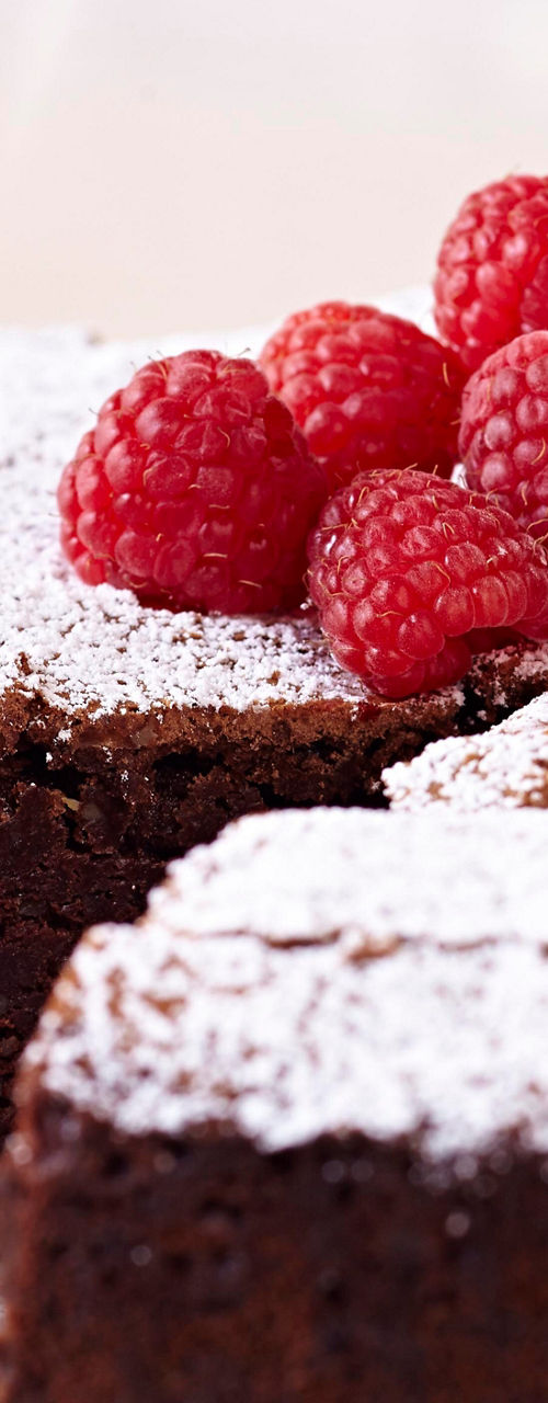 Chocolate cake with raspberries and powdered sugar