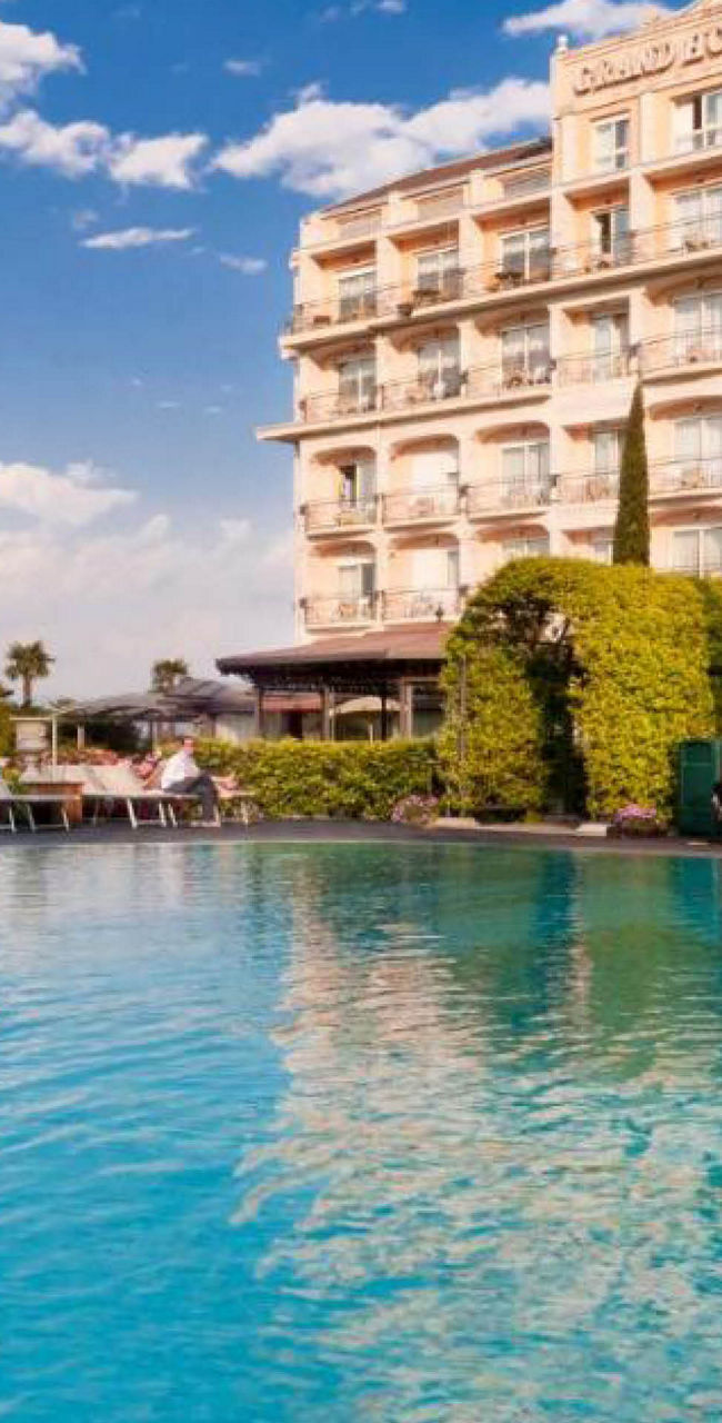 Luxury hotel with pool and mountain view