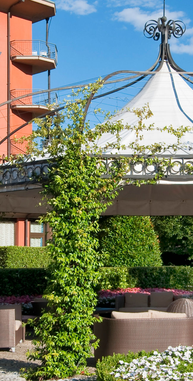 Grand Hotel Dino outdoor seating area