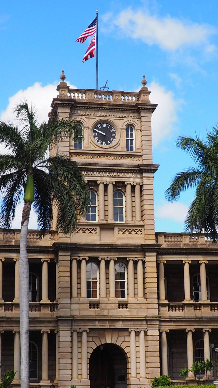 Historic building with King Kamehameha statue