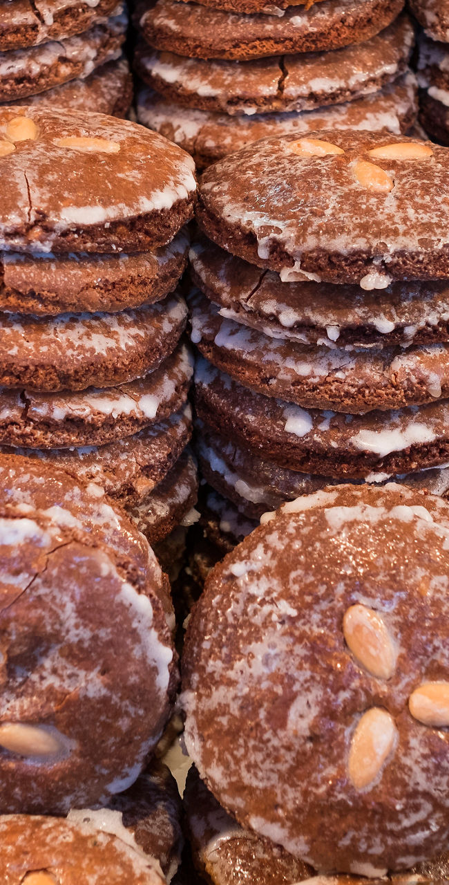 Stacked spiced cookies with glazed finish