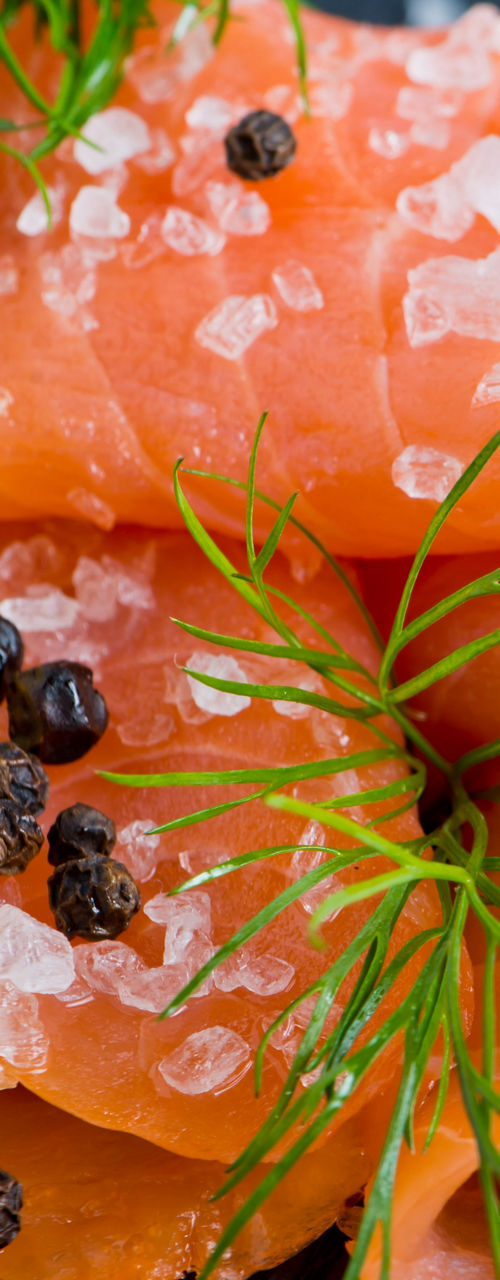 Smoked salmon with lemon and dill garnish