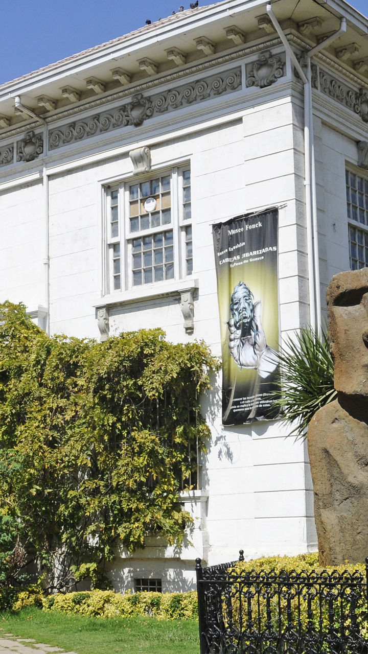 Museo Fonck with Moai statue in garden
