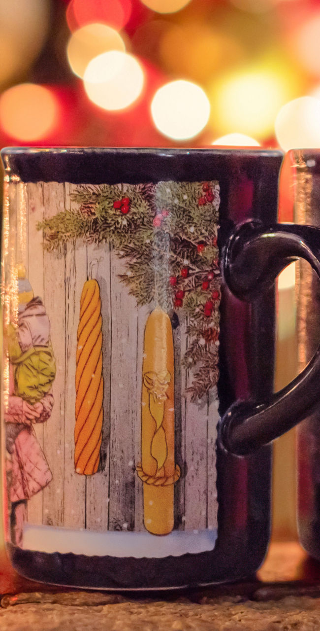 Festive mugs with holiday lights