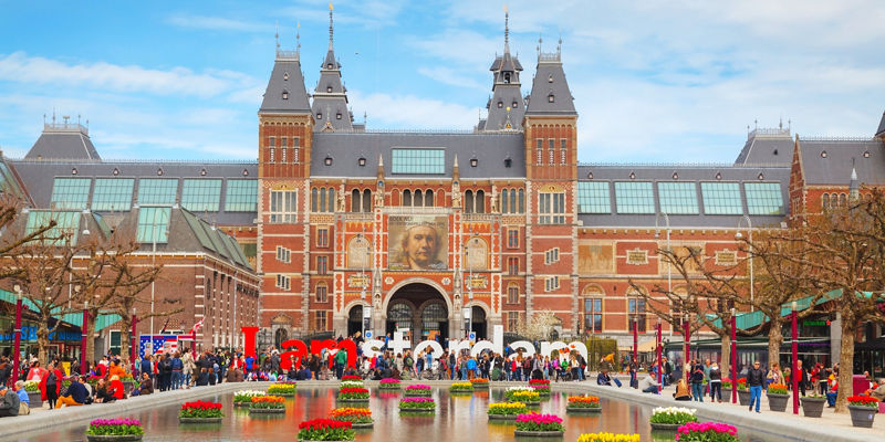 Rijksmuseum with colorful tulip garden