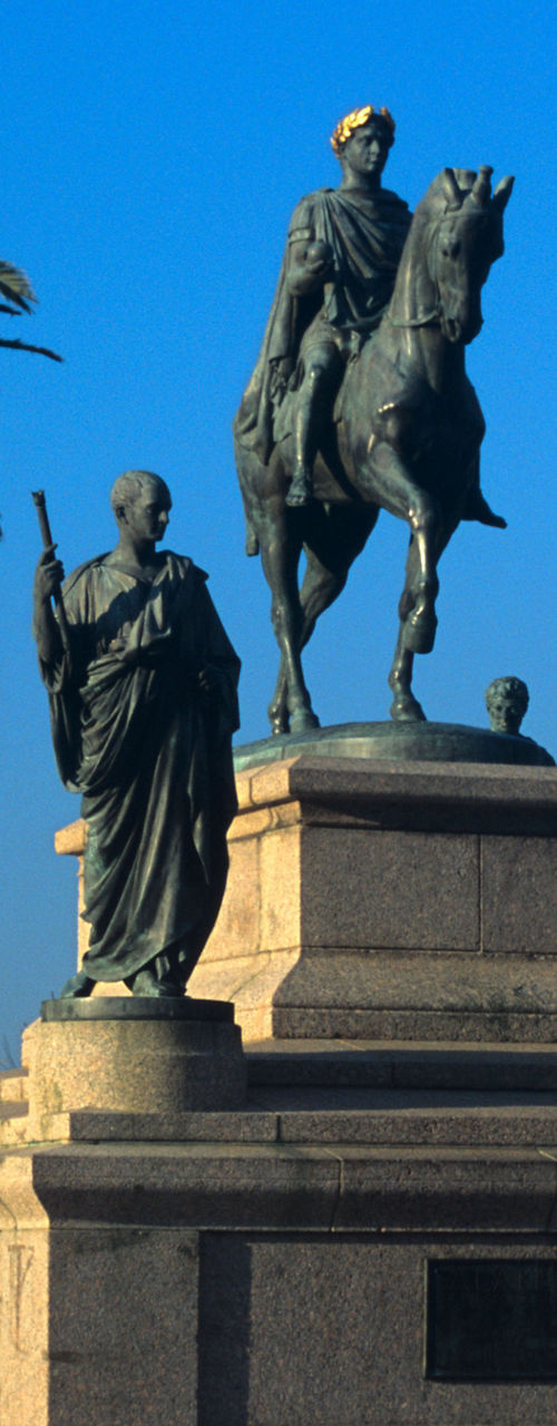 Historical statue monument with palm trees