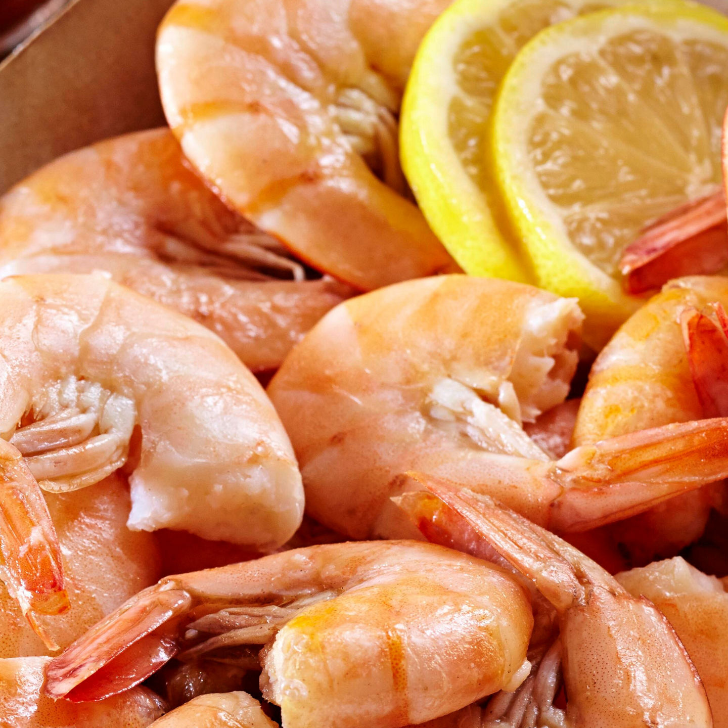 Fresh shrimp served with lemon slices