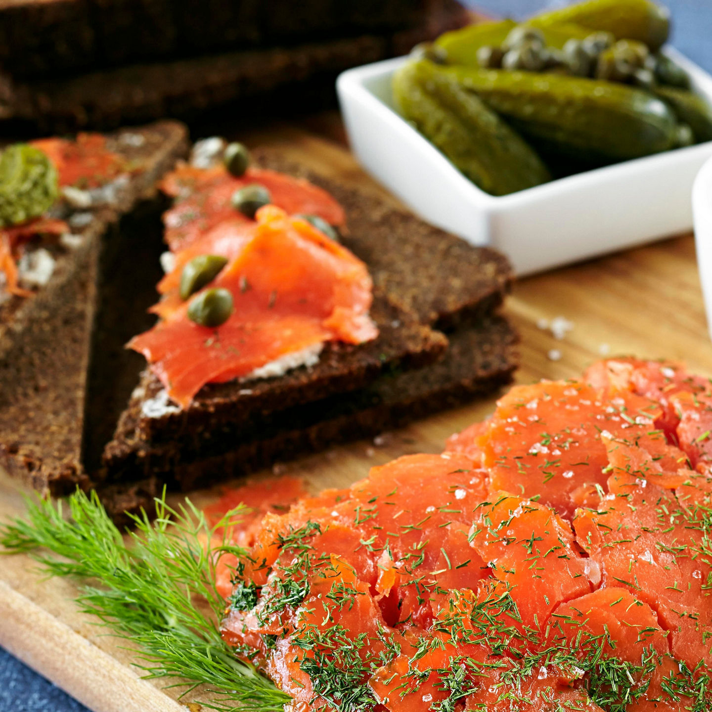 Smoked salmon with rye bread and pickles