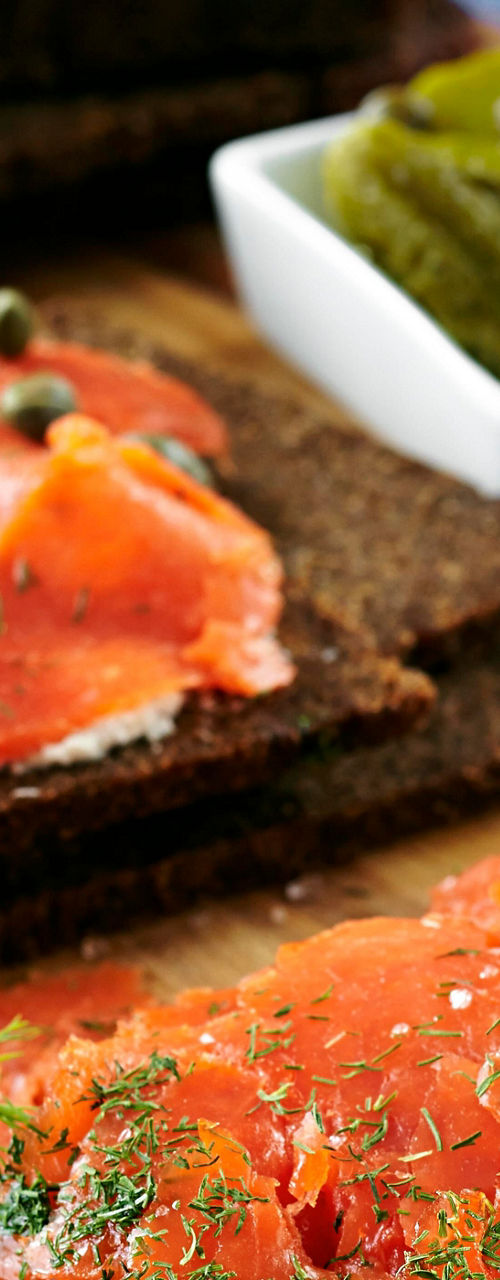 Smoked salmon with rye bread and pickles