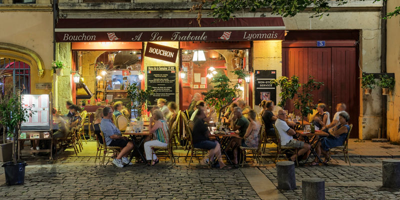 Outdoor dining at a Lyonnais bouchon