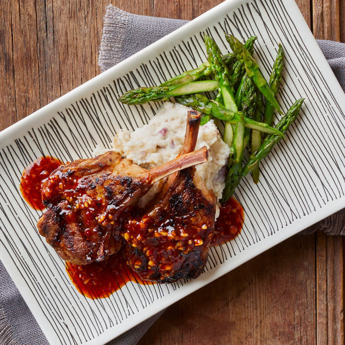 Grilled lamb chops with asparagus and sauce