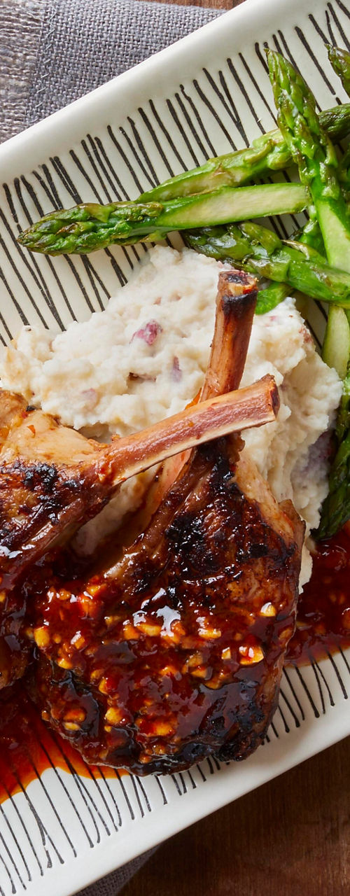 Grilled lamb chops with asparagus and sauce