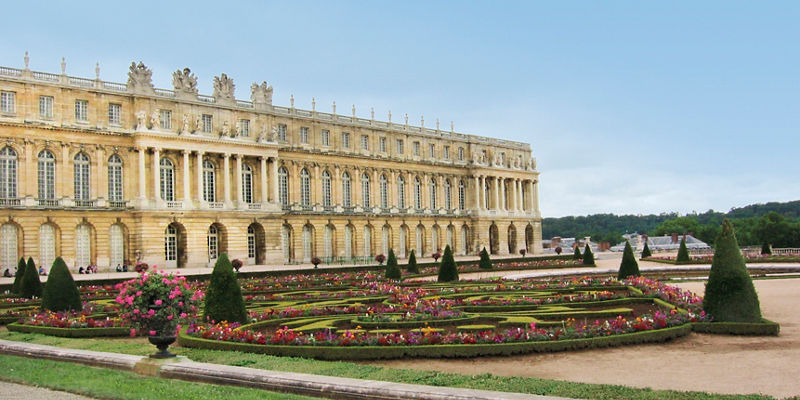 Palace of Versailles with manicured gardens