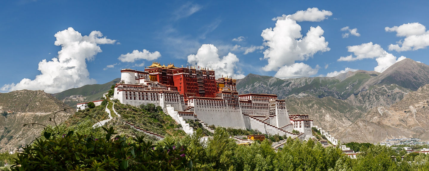 Panoramic view of Potala Palace in Tibet