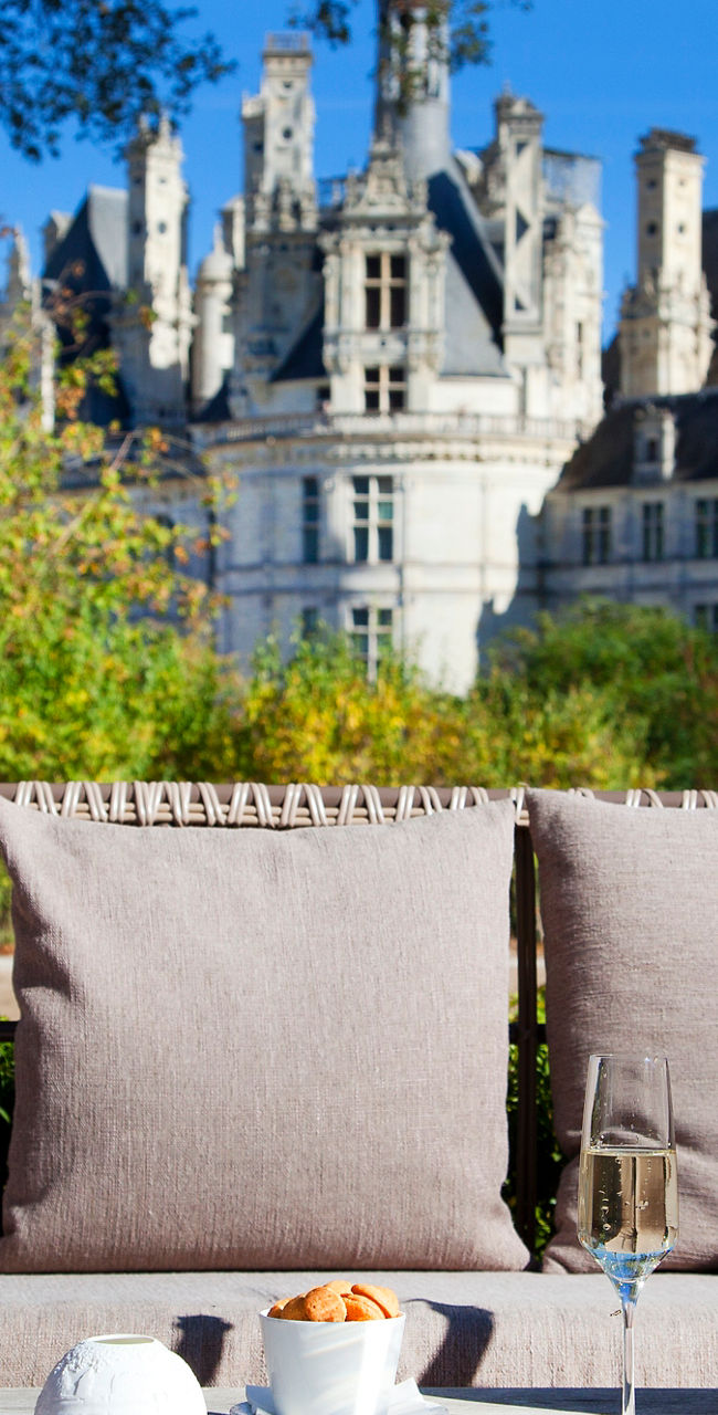 Outdoor luxury with champagne near castle