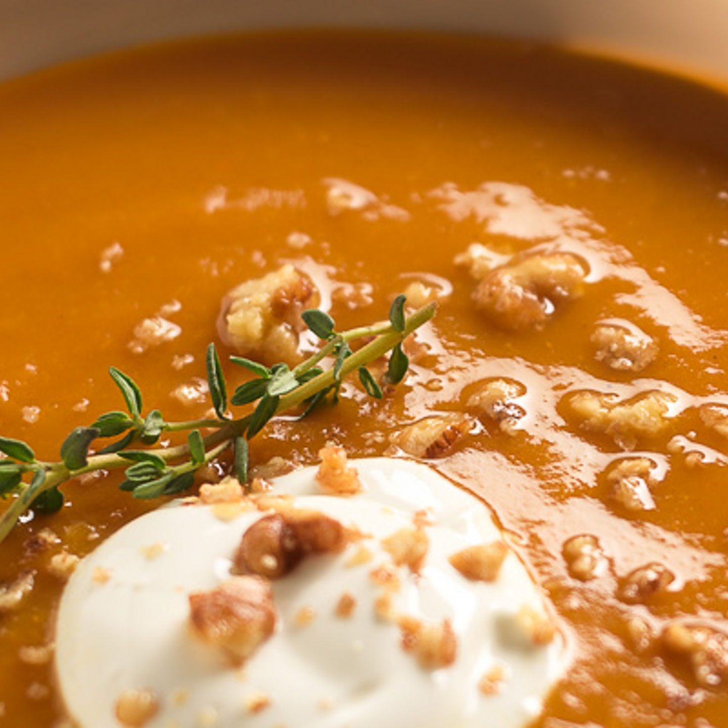 Creamy pumpkin soup with crackers