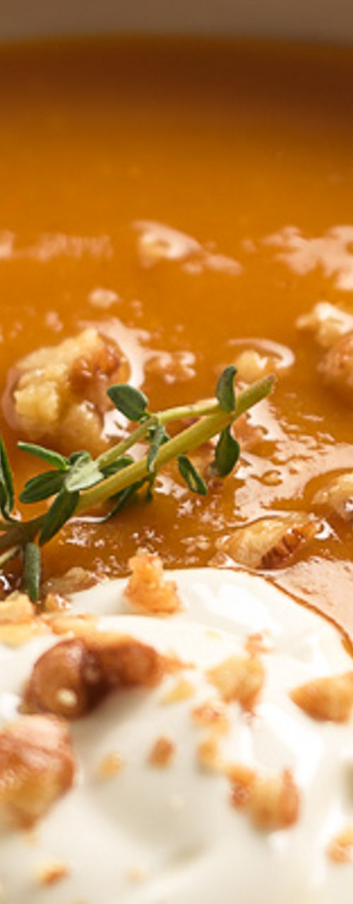 Creamy pumpkin soup with crackers