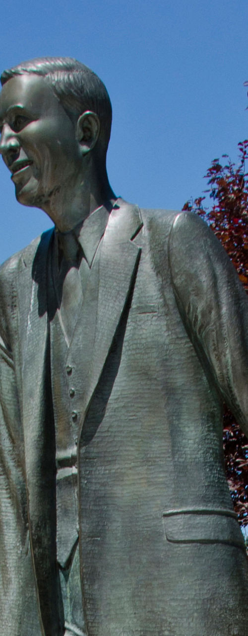 Statue of Robert Wadlow in park setting