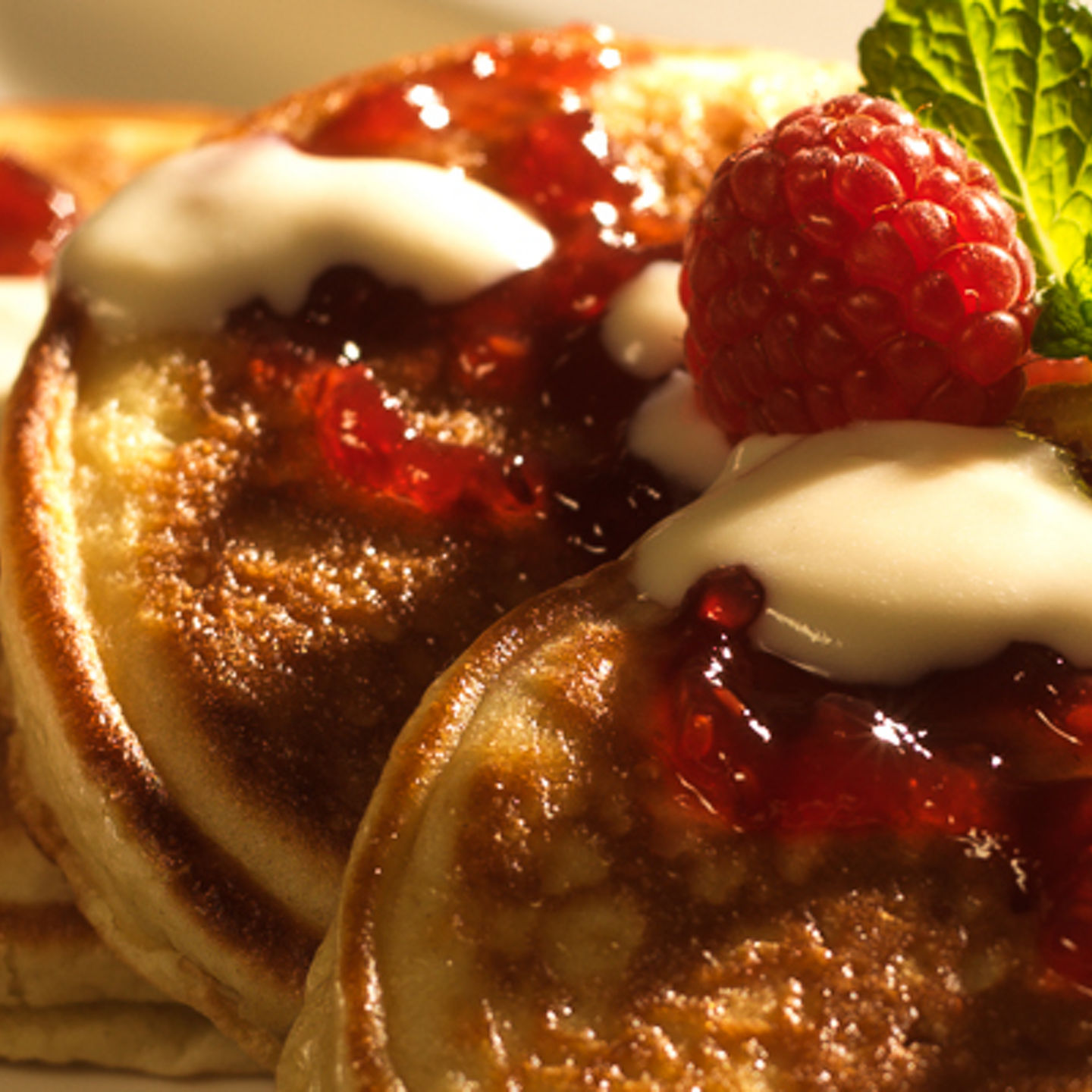 Fluffy pancakes with raspberry topping