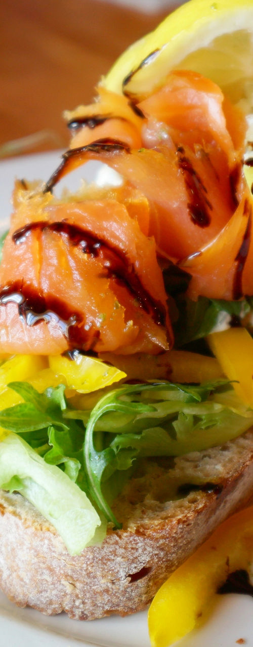 Grilled salmon salad with lemon garnish
