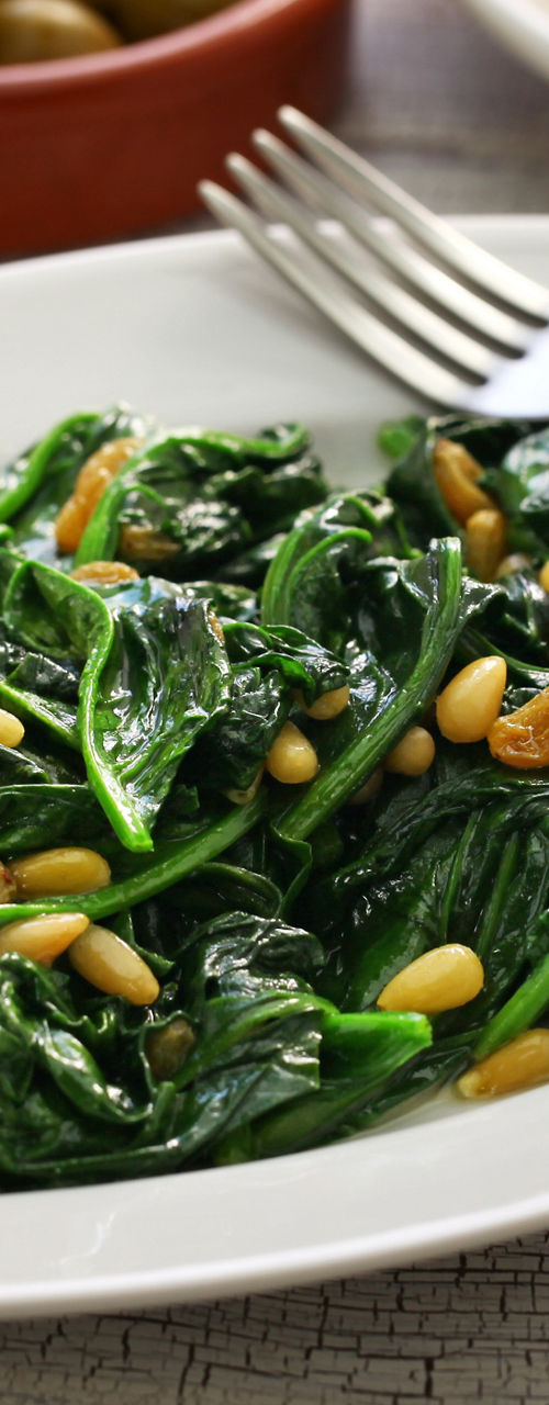 Sautéed spinach with pine nuts and raisins