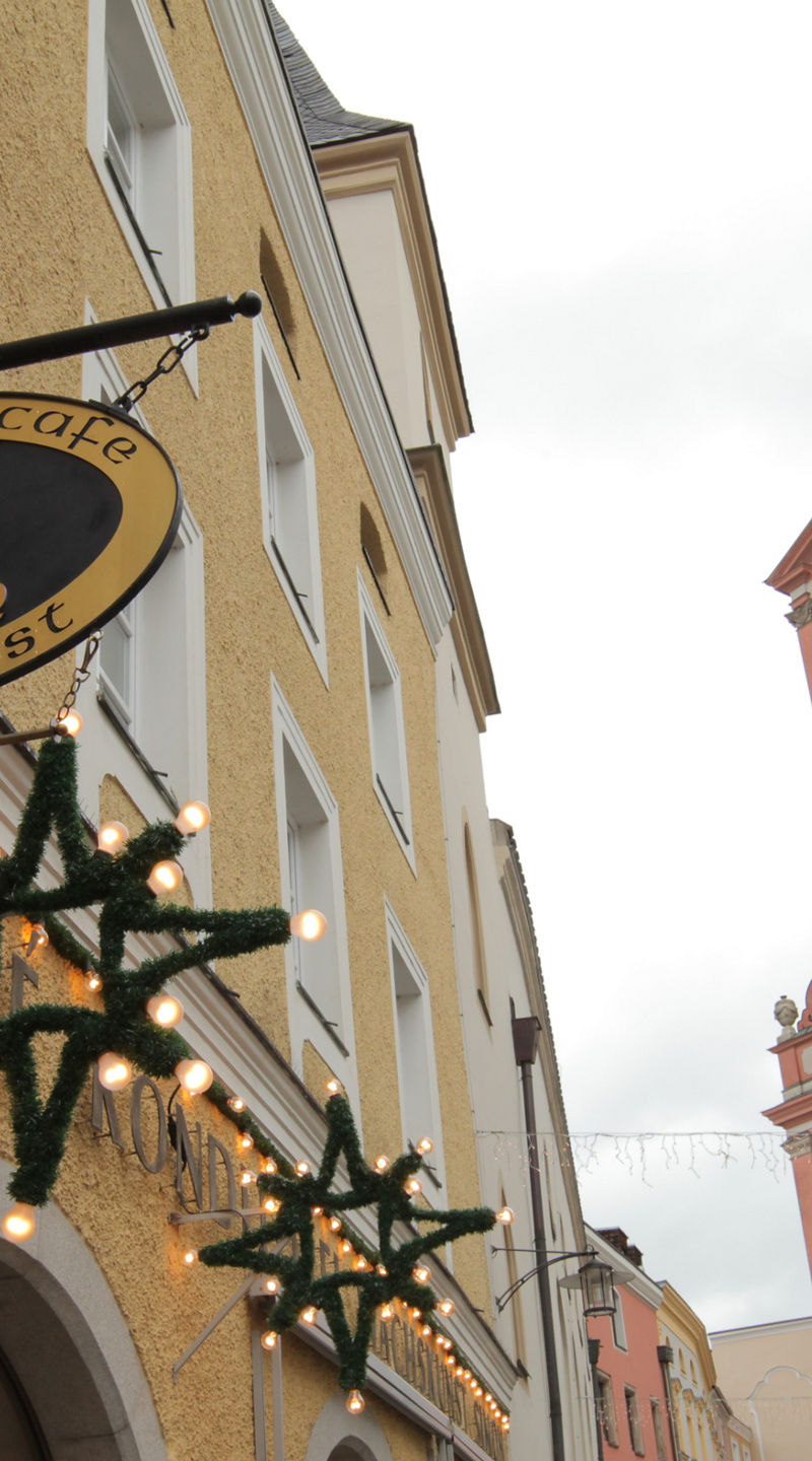 Street view with Simon café sign and church