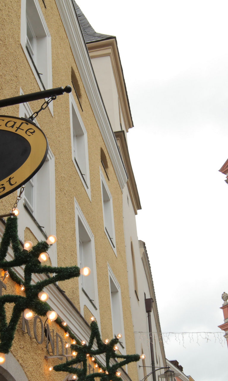 Street view with Simon café sign and church