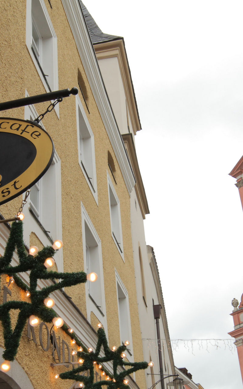 Street view with Simon café sign and church
