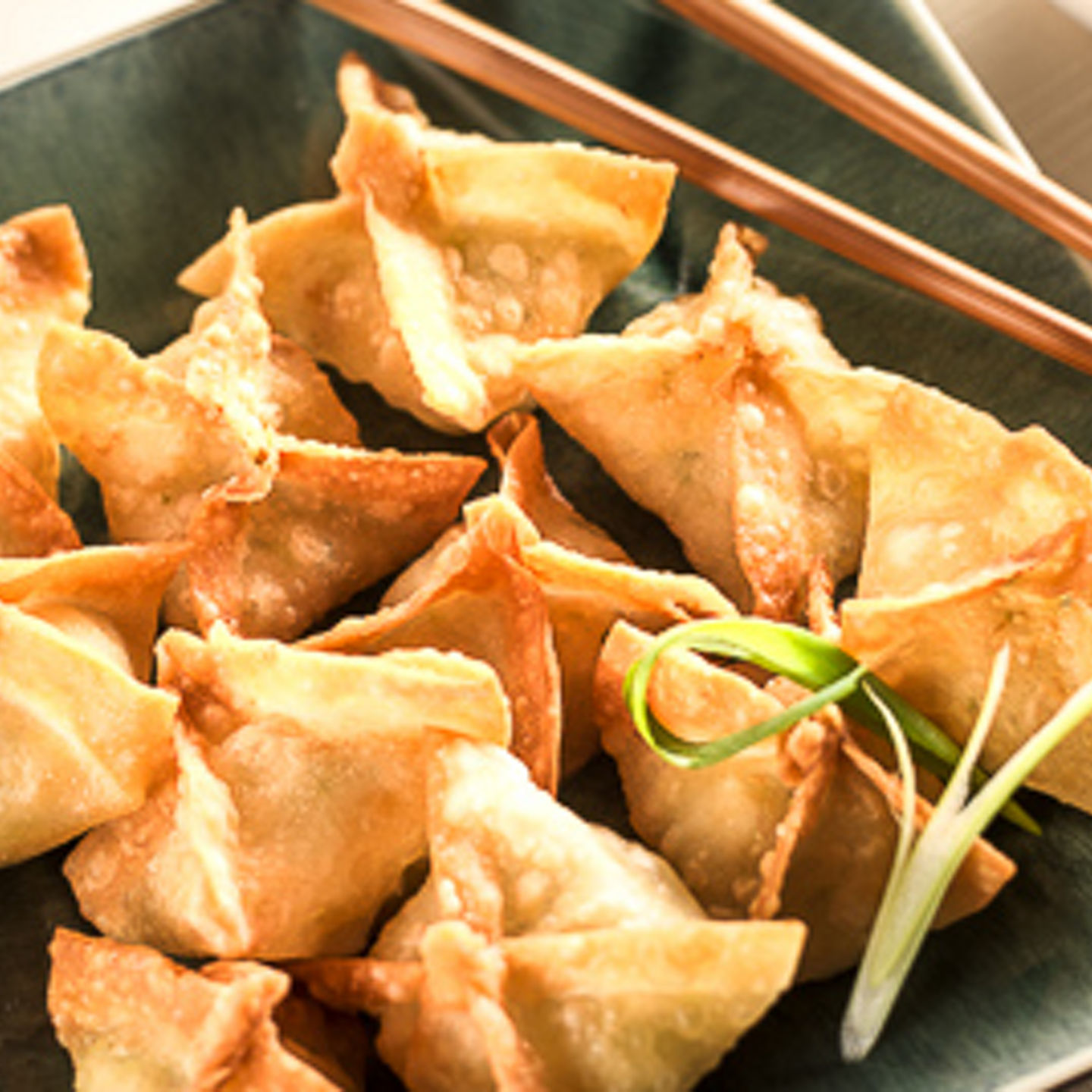 Crispy wontons with dipping sauce