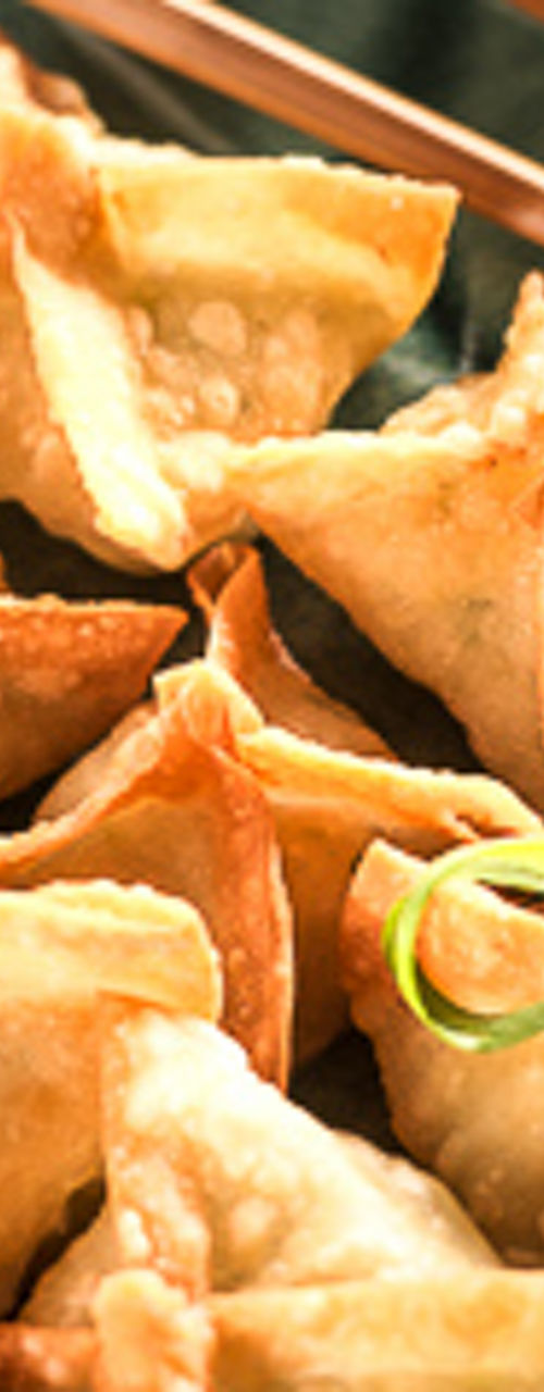 Crispy wontons with dipping sauce