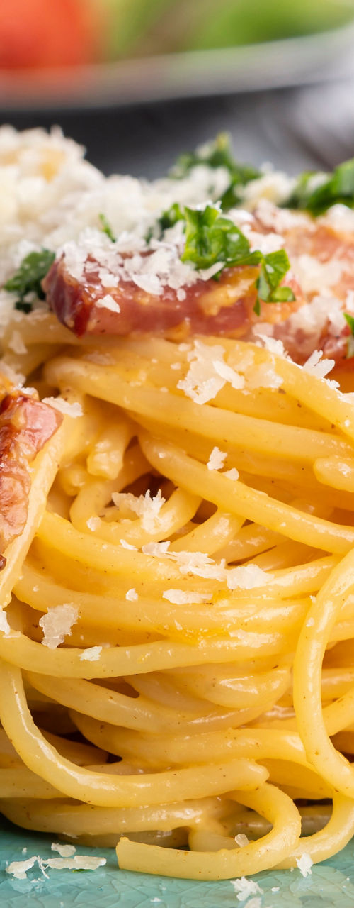 Classic spaghetti carbonara with fresh garnish