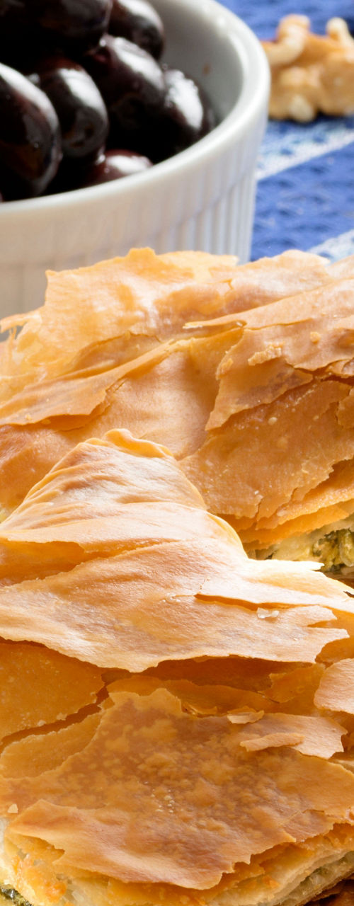 Golden spinach pie with wine and olives