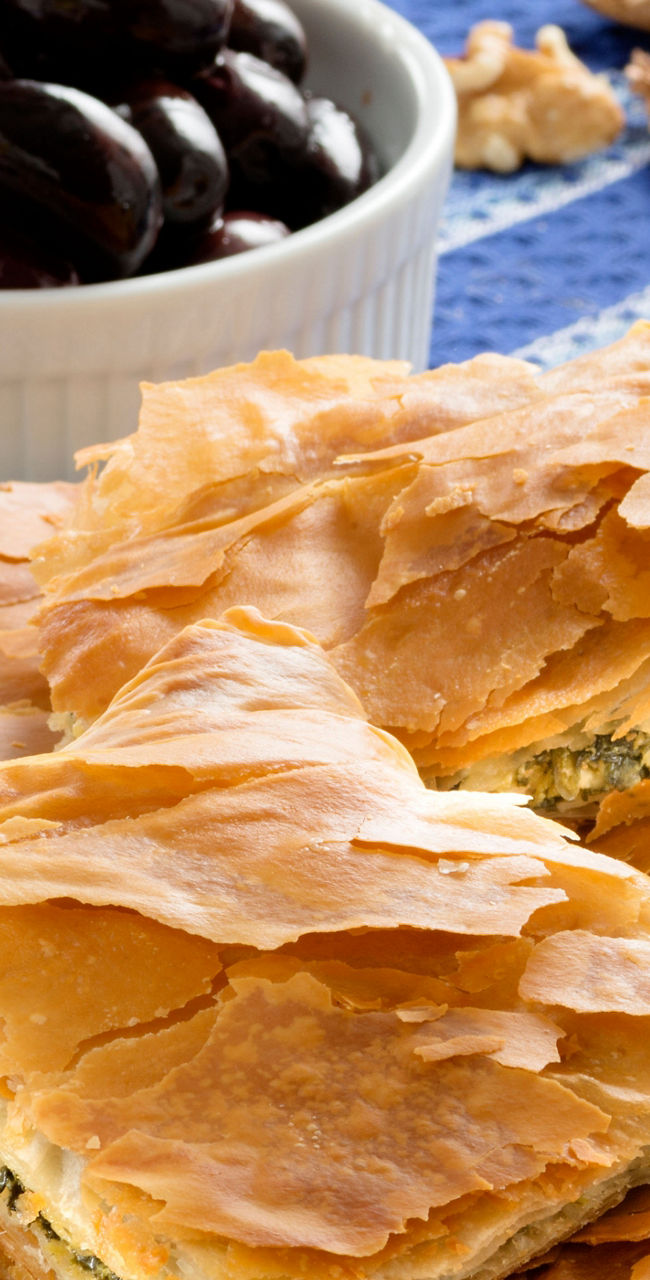 Golden spinach pie with wine and olives